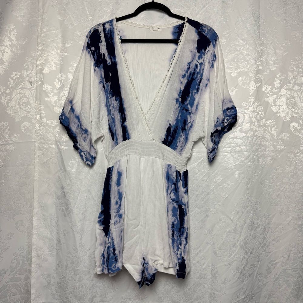 ⭐️Skylar‎ + Jade Cinch Waisted V Neck Blue and White Romper Size Medium